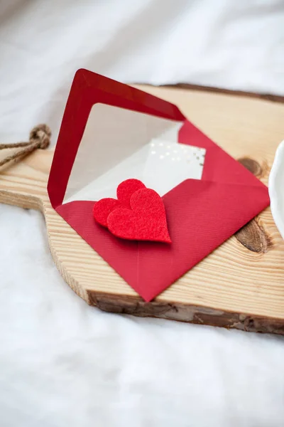 Tarjeta de felicitación a cuadros de punto rosa con San Valentín. Primavera. Acogedor . — Foto de Stock