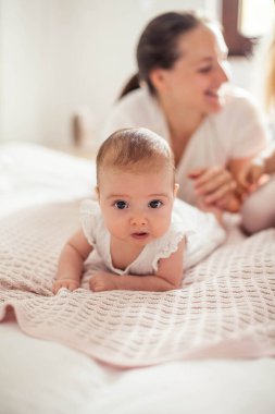 Genç ve güzel bir anne bir bebek doğuruyor. Küçük kız kardeşi küçük kız kardeşini öper. Bebek. Çocuk yatak odası.