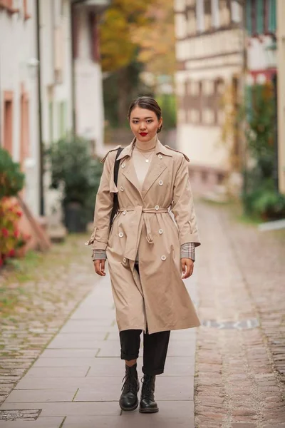 Красивая молодая азиатка гуляет по европейскому городу. Модный портрет молодой азиатки. Блогер . — стоковое фото