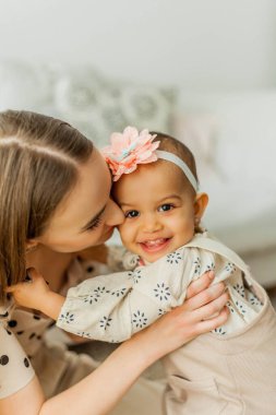 Mutlu anne ve melez kız ev içinde. Anneler Günü. Bebeğim..