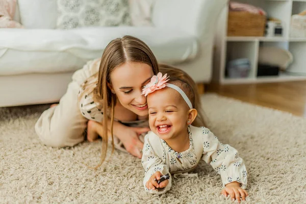 Gelukkige Moeder Mulatto Meisje Huis Interieur Moederdag Schatje — Stockfoto