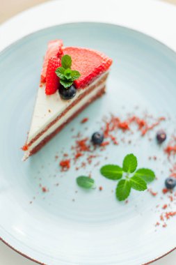 Beyaz arka planda tereyağlı kremalı çok güzel bir pasta. Kırmızı pastalı kek. Yiyecek..