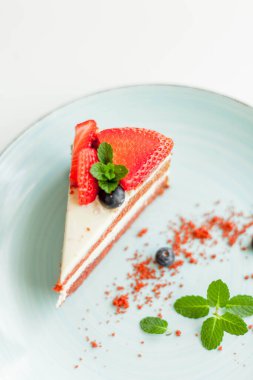 Beyaz arka planda tereyağlı kremalı çok güzel bir pasta. Kırmızı pastalı kek. Yiyecek..