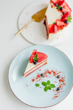 Beyaz arka planda tereyağlı kremalı çok güzel bir pasta. Kırmızı pastalı kek. Yiyecek..