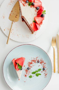 Beyaz arka planda tereyağlı kremalı çok güzel bir pasta. Kırmızı pastalı kek. Yiyecek..