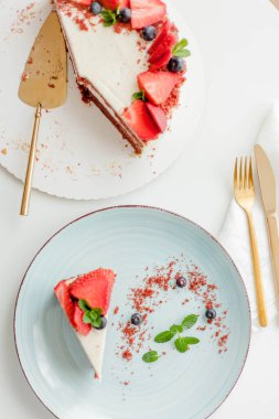 Beyaz arka planda tereyağlı kremalı çok güzel bir pasta. Kırmızı pastalı kek. Yiyecek..