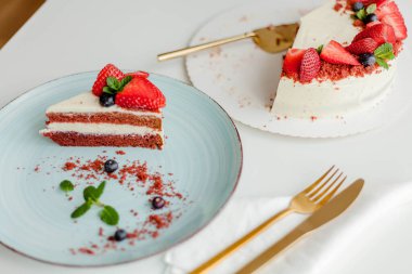 Beyaz arka planda tereyağlı kremalı çok güzel bir pasta. Kırmızı pastalı kek. Yiyecek..