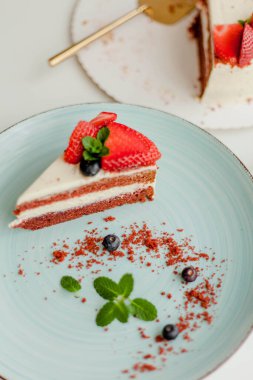 Beyaz arka planda tereyağlı kremalı çok güzel bir pasta. Kırmızı pastalı kek. Yiyecek..