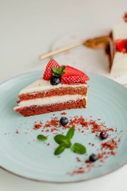 Beyaz arka planda tereyağlı kremalı çok güzel bir pasta. Kırmızı pastalı kek. Yiyecek..