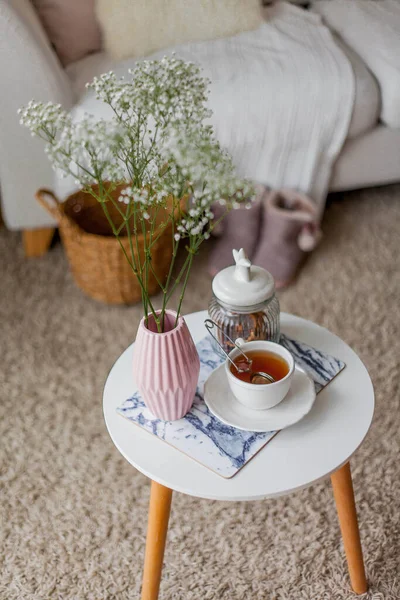 Casa Primavera Interior Acolhedor Buquê Flores Vaso Uma Xícara Chá — Fotografia de Stock