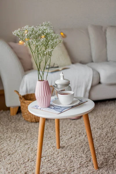 Spring Home Cozy Interior Bouquet Flowers Vase Cup Tea Decor — Stock Photo, Image