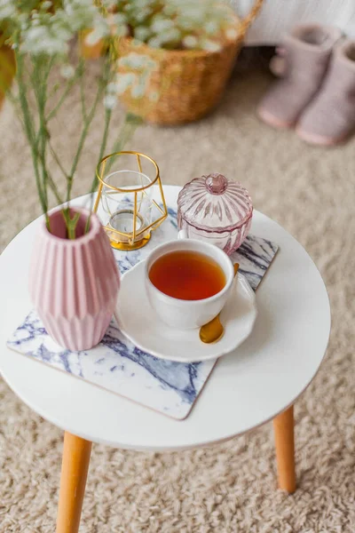 春のホーム居心地の良いインテリア 花瓶の花の花束 紅茶のカップ コーヒーテーブルの上の装飾 — ストック写真