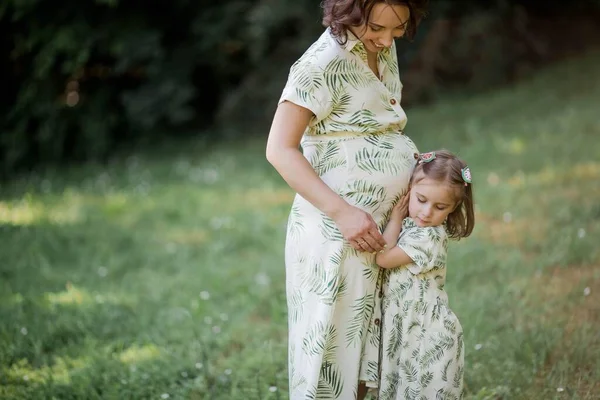 Een Mooie Jonge Zwangere Moeder Haar Dochtertje Plukken Bloemen Een — Stockfoto