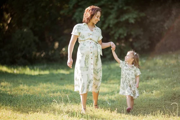 Een Mooie Jonge Zwangere Moeder Haar Dochtertje Plukken Bloemen Een — Stockfoto