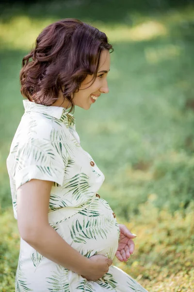 Potret seorang wanita hamil muda yang cantik dengan gaun eko. Keibuan. Sebuah keluarga. Musim panas. — Stok Foto