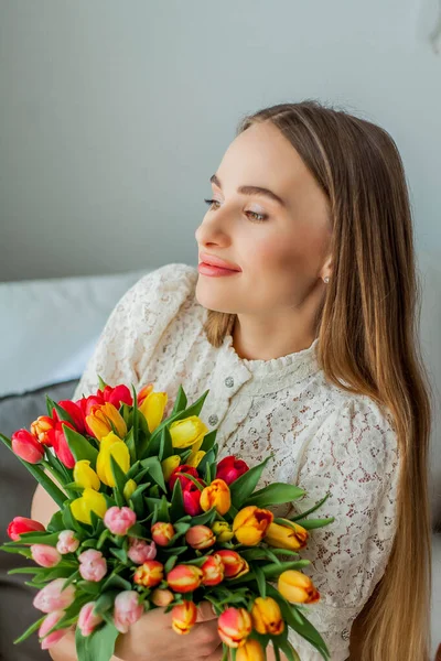 Mulher Bonita Tem Buquê Multicolorido Tulipas Primavera Mulher Retrato — Fotografia de Stock