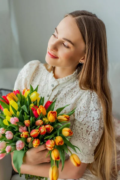 Mulher Bonita Tem Buquê Multicolorido Tulipas Primavera Mulher Retrato — Fotografia de Stock