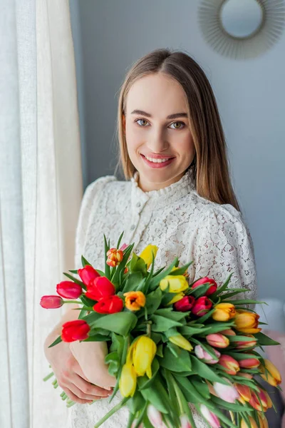 Mulher Bonita Tem Buquê Multicolorido Tulipas Primavera Mulher Retrato — Fotografia de Stock