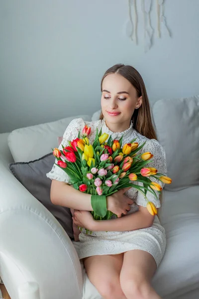 Mulher Bonita Tem Buquê Multicolorido Tulipas Primavera Mulher Retrato — Fotografia de Stock