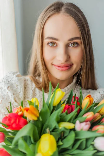 Красива Молода Жінка Тримає Різнокольоровий Букет Тюльпанів Весняний Жіночий Портрет — стокове фото