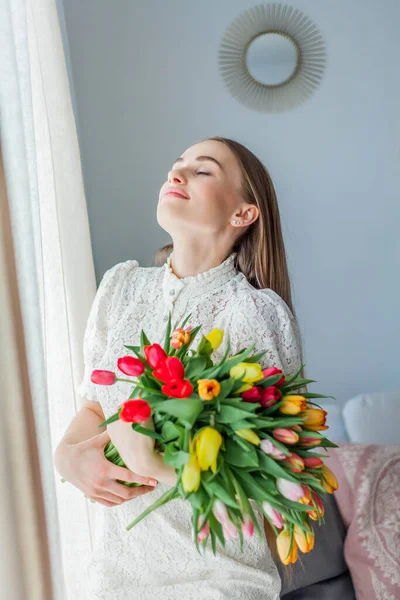 Bella Giovane Donna Tiene Bouquet Multicolore Tulipani Primavera Ritratto Donna — Foto Stock