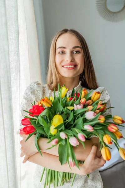 Mulher Bonita Tem Buquê Multicolorido Tulipas Primavera Mulher Retrato — Fotografia de Stock