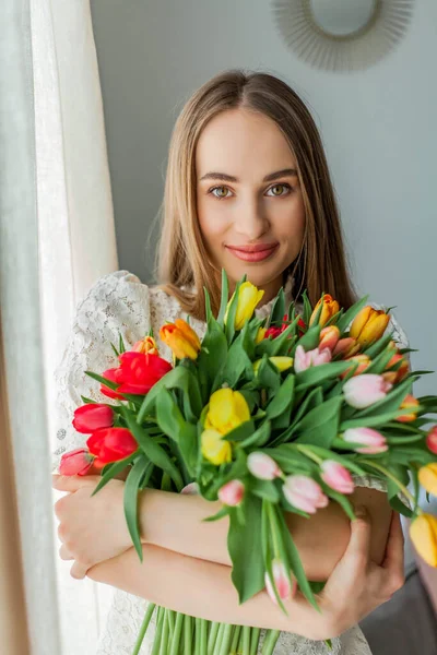 Mulher Bonita Tem Buquê Multicolorido Tulipas Primavera Mulher Retrato — Fotografia de Stock