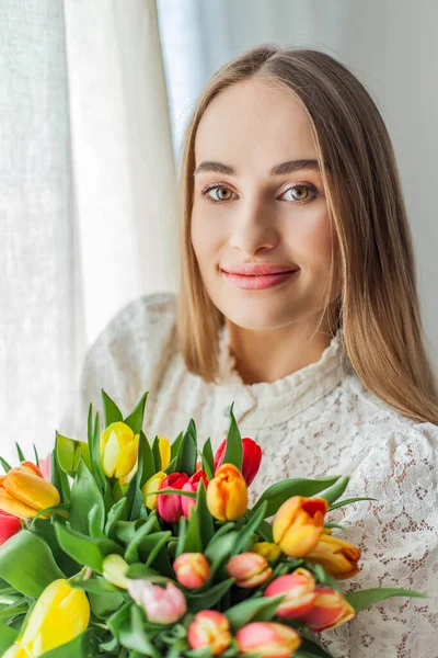 Красивая Молодая Женщина Держит Разноцветный Букет Тюльпанов Портрет Весны — стоковое фото