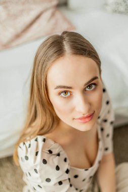 İçerideki genç ve güzel kadın. Genç, uzun saçlı bir kadının moda portresi. Bahar.