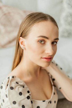 İçerideki genç ve güzel kadın. Genç, uzun saçlı bir kadının moda portresi. Bahar.