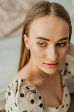 İçerideki genç ve güzel kadın. Genç, uzun saçlı bir kadının moda portresi. Bahar.