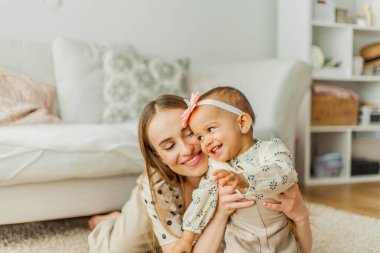 Mutlu anne ve melez kız ev içinde. Anneler Günü. Bebeğim..