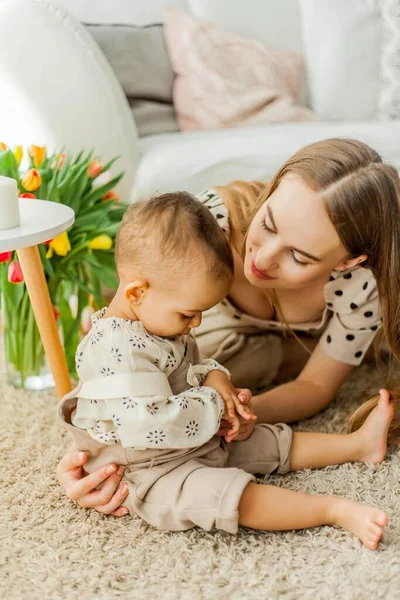 Mutlu Anne Melez Kız Içinde Anneler Günü Bebeğim — Stok fotoğraf