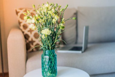 Güzel, şık bir iç mekan. Laptop kanepede, yastıkta, mumlarda. Dairenin rahat köşesinde. Bahar.