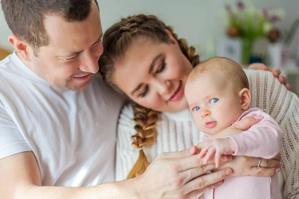 Bellissimi Giovani Genitori Stanno Tenendo Loro Piccola Figlia Appena Nata — Foto Stock