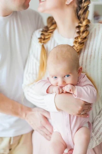 Bellissimi Giovani Genitori Stanno Tenendo Loro Piccola Figlia Appena Nata — Foto Stock