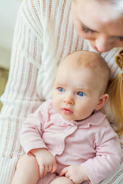 Güzel Genç Bir Anne Iki Aylık Küçük Mavi Gözlü Bir — Stok fotoğraf