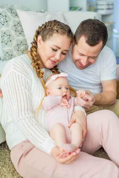 Mooie Jonge Ouders Houden Hun Pasgeboren Dochter Hun Armen Blauwoog — Stockfoto