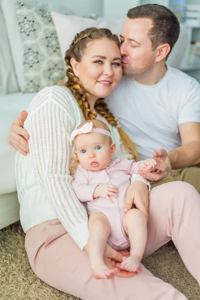 Bellissimi Giovani Genitori Stanno Tenendo Loro Piccola Figlia Appena Nata — Foto Stock