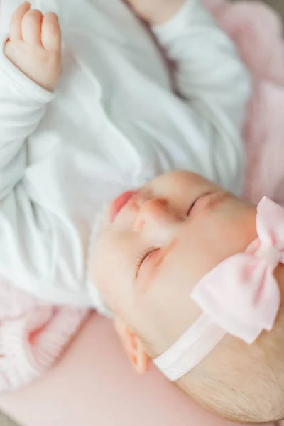 Beautiful Young Mother Holds Her Arms Small Pretty Blue Eyed — Stock Photo, Image