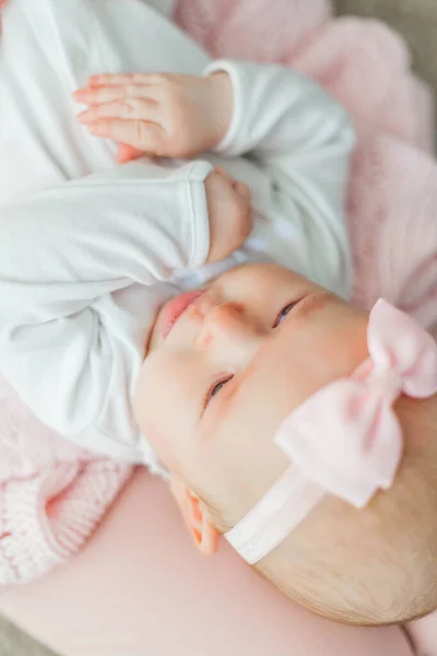 美しい若い母親は 彼女の腕の中で小さなかなり青い目の2ヶ月の娘を保持しています 新生児 赤ん坊 — ストック写真