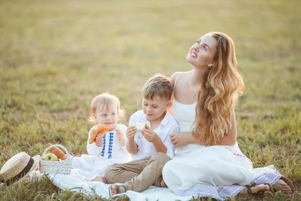 Mooie Jonge Moeder Met Haar Kinderen Een Jongen Een Meisje — Stockfoto