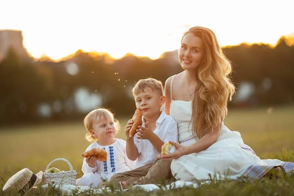 Mooie Jonge Moeder Met Haar Kinderen Een Jongen Een Meisje — Stockfoto