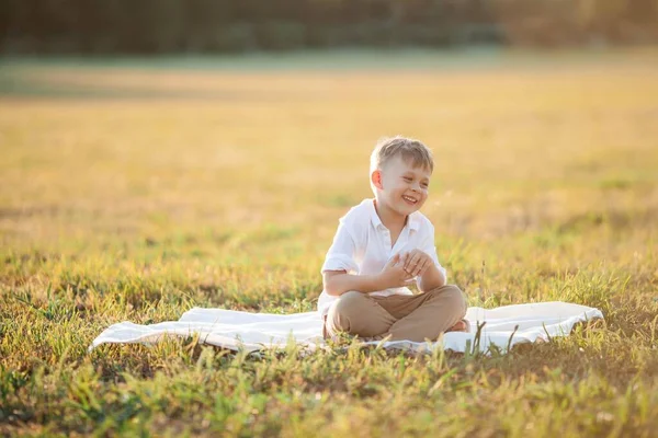 Roztomilý Chlapec Let Chodí Poli Při Západu Slunce Portrét Malého — Stock fotografie