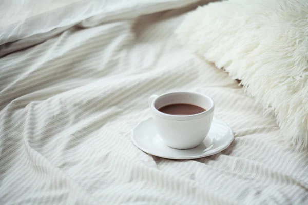 Uma Xícara Cacau Quente Cama Hora Quarentena Homeliness Aconchegante — Fotografia de Stock