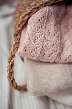 Üzerinde giysiler olan bir sepet. Doğal organik maddeler. Homellik. Samimi.