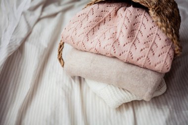 Üzerinde giysiler olan bir sepet. Doğal organik maddeler. Homellik. Samimi.