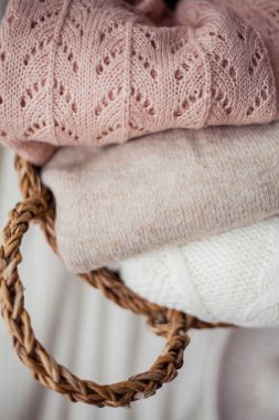 Üzerinde giysiler olan bir sepet. Doğal organik maddeler. Homellik. Samimi.
