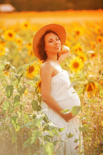 Vacker Ung Gravid Kvinna Solrosfältet Porträtt Ung Gravid Kvinna Solen — Stockfoto