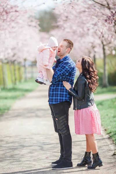 Unga Föräldrar Håller Liten Söt Dotter Sina Armar Vacker Familj — Stockfoto